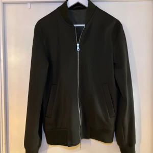 Zip tröja från J.Lindeberg - En zip tröja från J.Lindberg i fint skick som är i storleken S. Säljer då den är för liten. Hör av er vid frågor!