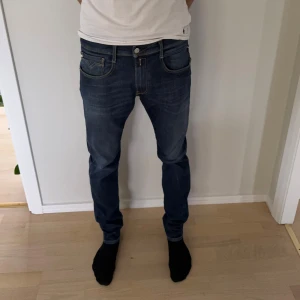 Replay blå jeans med broderade fickor - Passar W33 men är W36. Köpa på Åhléns i början av året för 1800kr. Snygga blå jeans från Replay med klassisk femficksdesign och coola broderade detaljer på bakfickorna. Jeansen har normal passform, raka ben och är tillverkade i mjukt denim-material. Perfekt för dig som gillar stilrena och bekväma jeans.