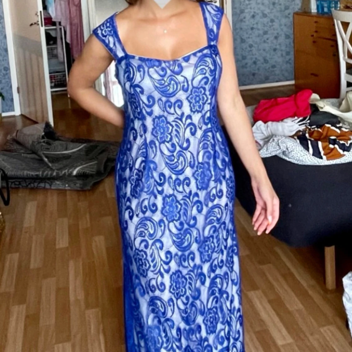 Blå långklänning med blommigt mönster - 2