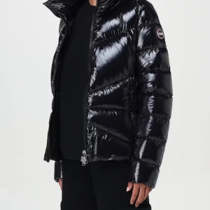 Svart glansig dunjacka från Colmar - Snygg svart dunjacka från Colmar med glansig finish och markerade sömmar. Jackan har hög krage, dragkedja framtill och Colmar-logga på ärmen. Perfekt för kalla dagar när du vill hålla stilen. Klassisk passform och quiltad design.