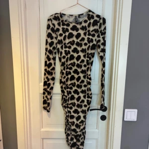 Långklänning - ätte fin leopardmönstrad långklänning från Pieces! Knappt använd, är rynkad på höger sida nere och sitter jätte fint!