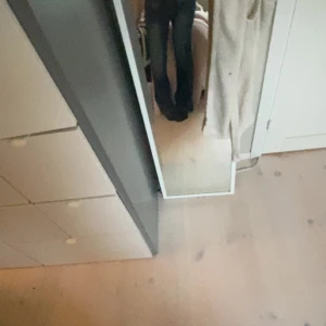 Mörkblå bootcut jeans - Säljer ett par mörkblå jeans med bootcut-modell och lätt slitning framtill. Jeansen har klassisk femficksdesign och stängs med dragkedja och knapp. Perfekta för dig som gillar en lite vidare passform nertill. Jag är 167 cm och har oftast storlek S❤️