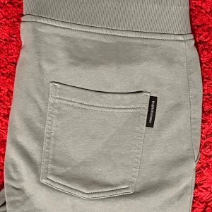 Grå mjukisbyxor Peak Performance  - Snygga grå mjukisbyxor från Peak Performance i storlek 170. Perfekt för chill eller träning