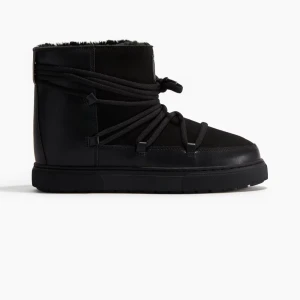 Svarta skor med snörning - Svarta snygga, varma skor snörning runt hela skon och mjukt foder på insidan. Skorna har en platt sula och är tillverkade i en mix av skinn och syntetmaterial. Perfekta för kalla dagar när du vill hålla stilen och värmen. Från hm, köpta för 549kr