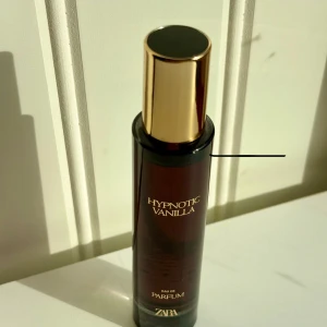 Zara Hypnotic Vanilla edp 30 ml - Hypnotic Vanilla från Zara, 30 ml. Inspirerad av Hypnotic Poison från Dior. Kvarvarande mängd syns på bild. Givetvis förvarad mörkt och svalt. 