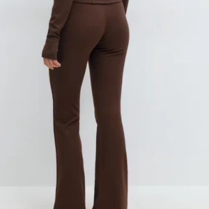 Bruna leggings från Gina Tricot XS - Mörkbruna leggings från Gina Tricot i mjukt stretchigt material. Hög midja och enkel, stilren design utan synliga detaljer. Perfekta för en chill och bekväm look.