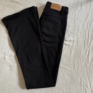 Bootcut jeans  - Svarta bootcut från na-kd, använda 1-2 gånger. Mid waist