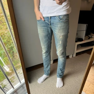 Dondup George jeans - Tja! Säljer detta schyssta paret jeans från Dondup!| Modell: Lapp saknas, sitter som George| Nypris 5000kr, mitt pris 499kr!| Vid minsta fråga tveka inte att kontakta mig!|// Nils- Obs reva i knät, syns vid uttöjande av jeansen!- köp efter 25/10 kommer skickas 29/10!