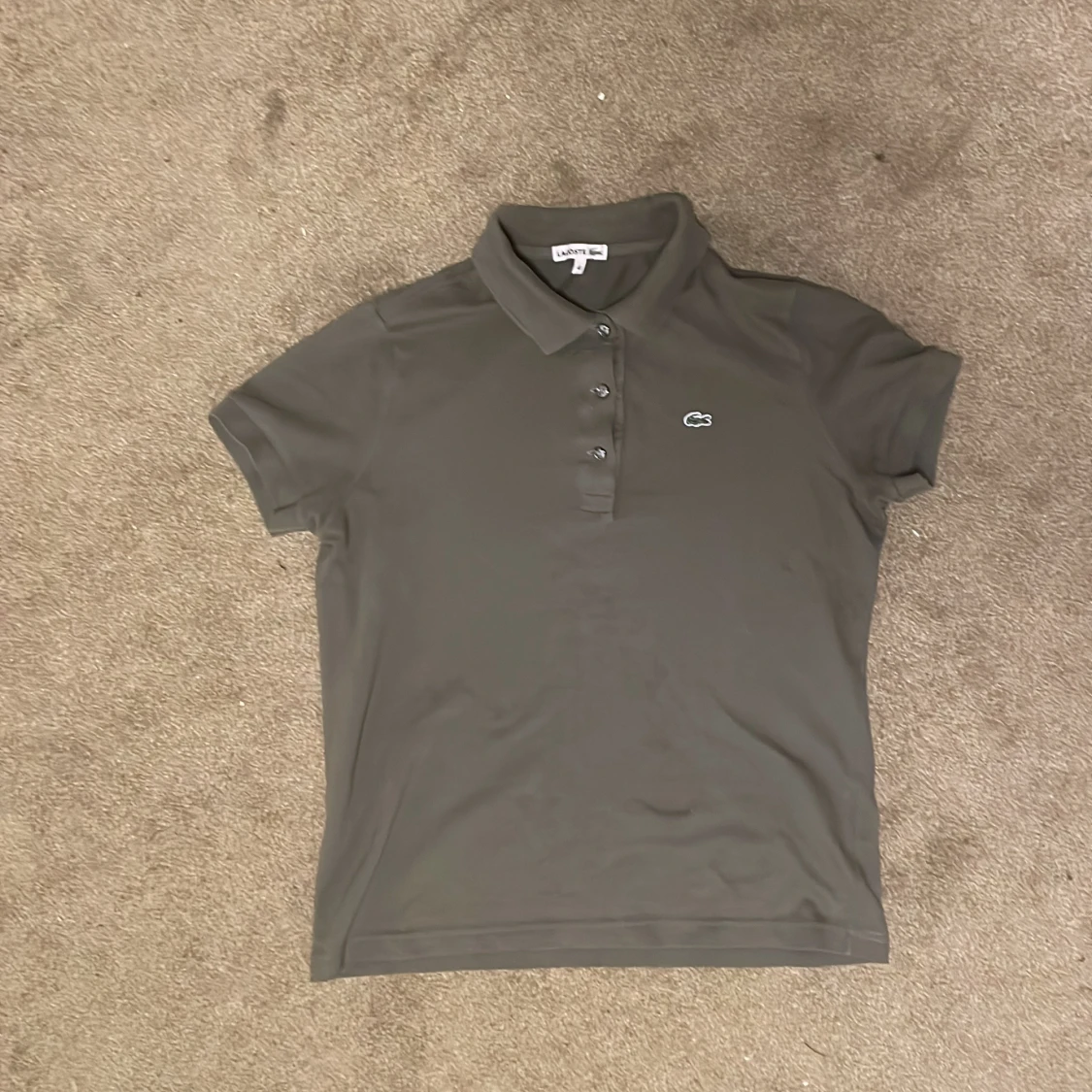 Mörkgrön pikétröja från Lacoste