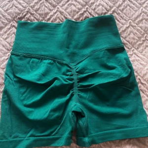 Träningsshorts  - Strl S. Den sitter ganska bra runt höften och benen. Den är helt ny, har inte använts. Säljs pga att den sitter för tajt för mig 