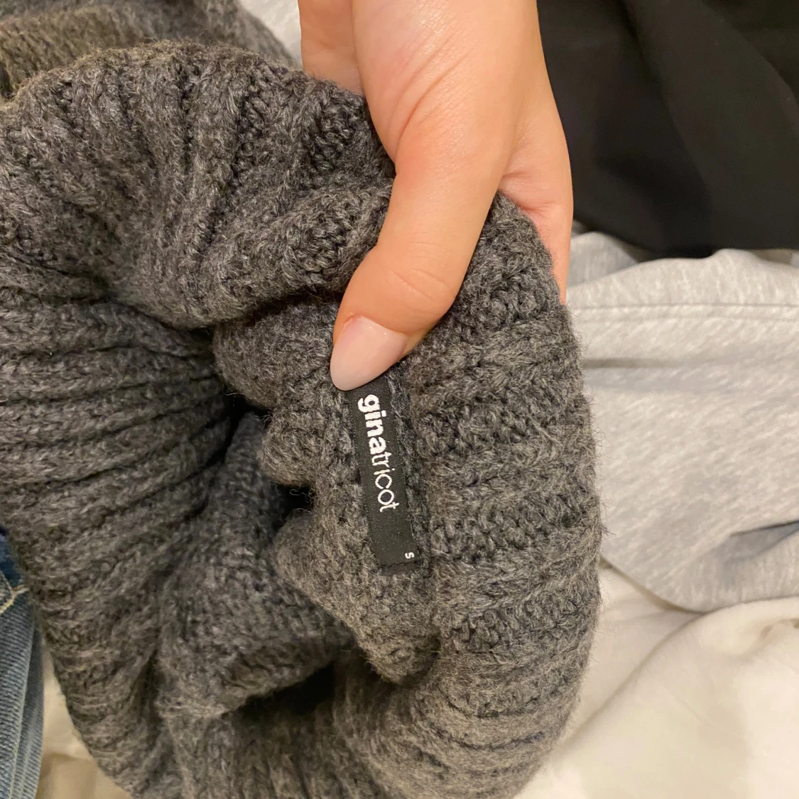 Mörkgrå offshoulder stickad tröja Gina Tricot - 2