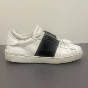 Valentino open - Valentino opens skick 9,5/10! | Size 44 men passar 43 | billigt pris eftersom dem ej kommer till användning 