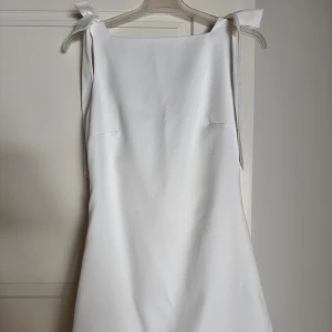 Studentklänning  - En super fin studentklänning jag hade på min mottagning! Den har två diskreta knytdetaljer på axlarna! Använd endast en gång 🩷kan skicka fler bilder på om så önskas :)
