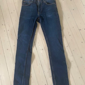 Mörkblå jeans från Nudie Jeans - Nudie jeans lean dean i storlek 30-34.  Bra skick använda runt 5 gånger. Nypris ligger på 1600