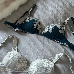 Intimissimi BH - Säljer mina två fina intimissmi bhår pga att de blivit för små :/ Du kan köpa en för 400 eller begge för 700. Köpa för 519 kr styck🥰De är i storlek 85C, tycker de är lite små för o va den storlek! Inga deffektee, skicka meddelande för mer frågor eller bilder🥰💕