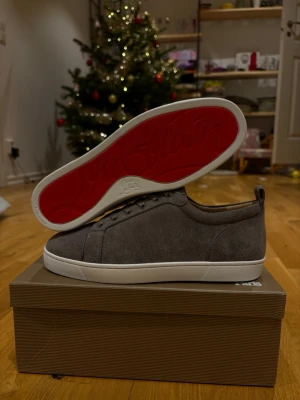 Christian Louboutin🩶 - Gråa cristian louboutin skor som är riktigt feta och passar riktigt bra till många outfits,dates,Osv (ALDRIG ANVÄNDA) Priset är ej hugget i sten👍🏽
