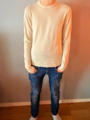 Uniqlo tröja beach  - Finn finn tröja med ett liten laggning på axeln (syns inte ) passar fint till allt   