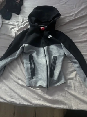Nike tech hoodie  - Nike tech hoodie svart och grå använd ett få tal gånger. Stolek S . I bra skicka inga fläckar säljer pågrund av att den inte kommer till användning. 💕
