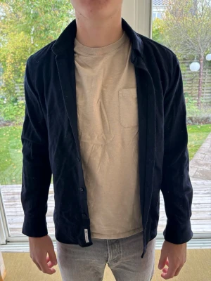 Overshirt  - Hej, säljer lite plagg från min garderob i bra skick knappt använda. Paket pris 700kr då ingår 5 t-shirts, 2 frotté skjortor och 2 overshirts. Alla tröjor är inte med på bilderna så skicka gärna privat om du är sugen på ett köp. Vid snabba affär kan pris diskuteras.