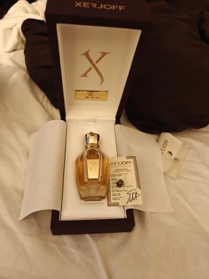 Xerjoff Cruz Del Sur II 50ml - Lyxig parfym från Xerjoff, Cruz Del Sur II, levereras i exklusiv förpackning. Flaskan innehåller 50ml. Perfekt för dig som vill sticka ut med något unikt och elegant.