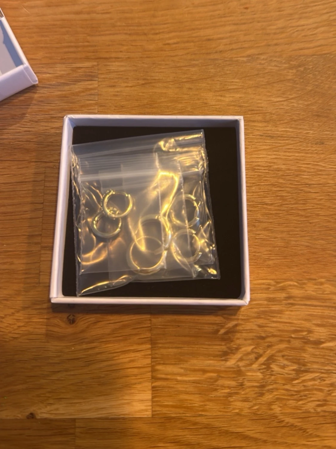 Guldiga örhängen från Avotto - 1