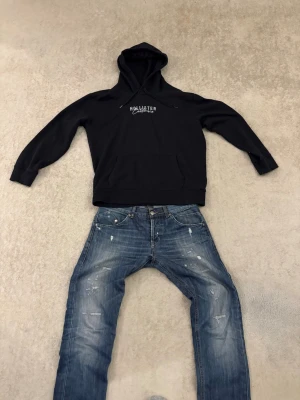 Hoodie från Hollister - Säljer denna riktigt snygga hoodie från Hollister. Väldigt skön och stilig design på bröstet. Fråga vid fundering 🤗