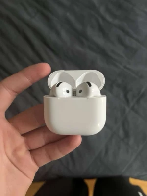 AirPods 4 - Säljer ett par Apple AirPods Pro med laddningsetui. Hörlurarna är trådlösa och levererar hög ljudkvalitet samt brusreducering. Skicket är bra med mindre tecken på användning, inga synliga större skador. Perfekt för musik, samtal och träning.