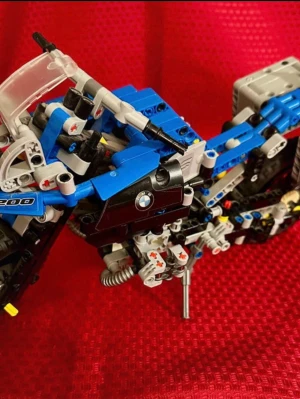 Blå BMW R1200 LEGO Technic motorcykel - Säljer en LEGO Technic motorcykel i modellen BMW R1200. Byggsatsen har coola detaljer som genomskinlig vindruta, blå och svarta paneler, och BMW-logga på sidan. Snygg och robust design med gråa och svarta delar, perfekt för dig som gillar motorcyklar och LEGO. Lego utan förpackning och utan instruktioner. 