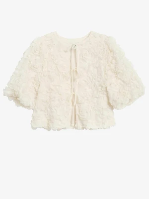 Blus med puffärm  - Säljer denna otroligt fina blusen med puffärm och ”3d blommor”. Färg: Cremevit, storlek: M, märke: Kappahl!☺️ Slutsåld både i butik och online. Ord.pris 599kr. Oanvänd, prislapp kvar!💞Pris går att diskutera, skickas oftast samma dag!