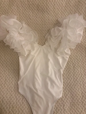 Body från Zara - Body med volanger vid axlarna i strl S. Lappar finns inte kvar på bodyn då dom kliade. Använts endast vid ett tillfälle 💛
