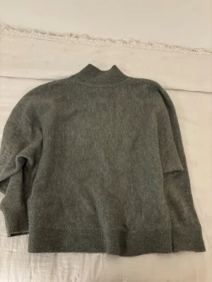 Grön stickad polotröja - Grön stickad polotröja med hög krage och lite bredare ärmar🩷