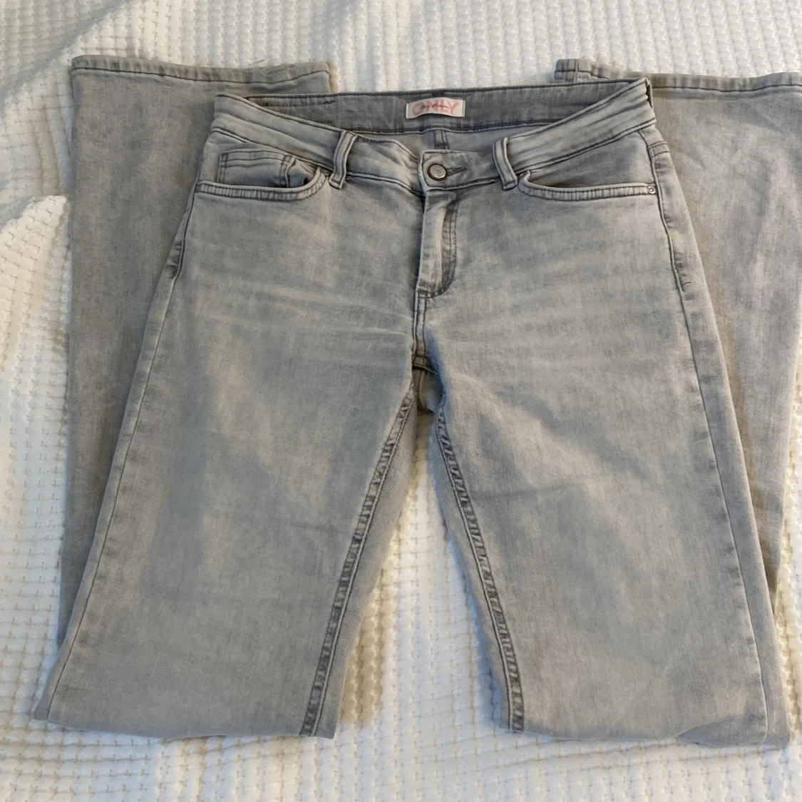 Ljusgrå bootcut jeans från Only - 2