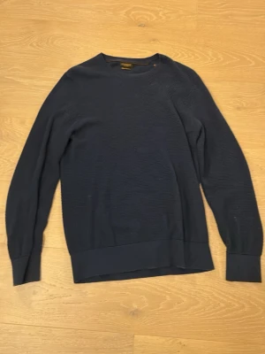 Mörkblå Kashmirtröja - Mörkblå kashmirtröja i storlek M. Tröjan är i väldigt bra skick och den är riktigt skön! Kontakta vid intresse. 