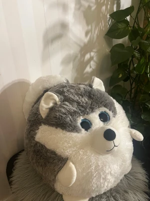 Gosedjur rund hund - Stort gosedjur i form av en hund. Perfekt som en mysig vän eller dekoration i barnrummet.