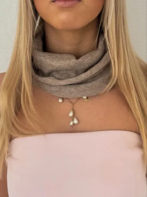 Kashmir buff - almond - Mörk beige kashmir buff - almond🤍det finns ett begränsat antal så hör gärna av dig innan du köper. Mått: 40 höjd, 23 bredd (rakt över)💞buffen är stretchig och går lätt att vika ner