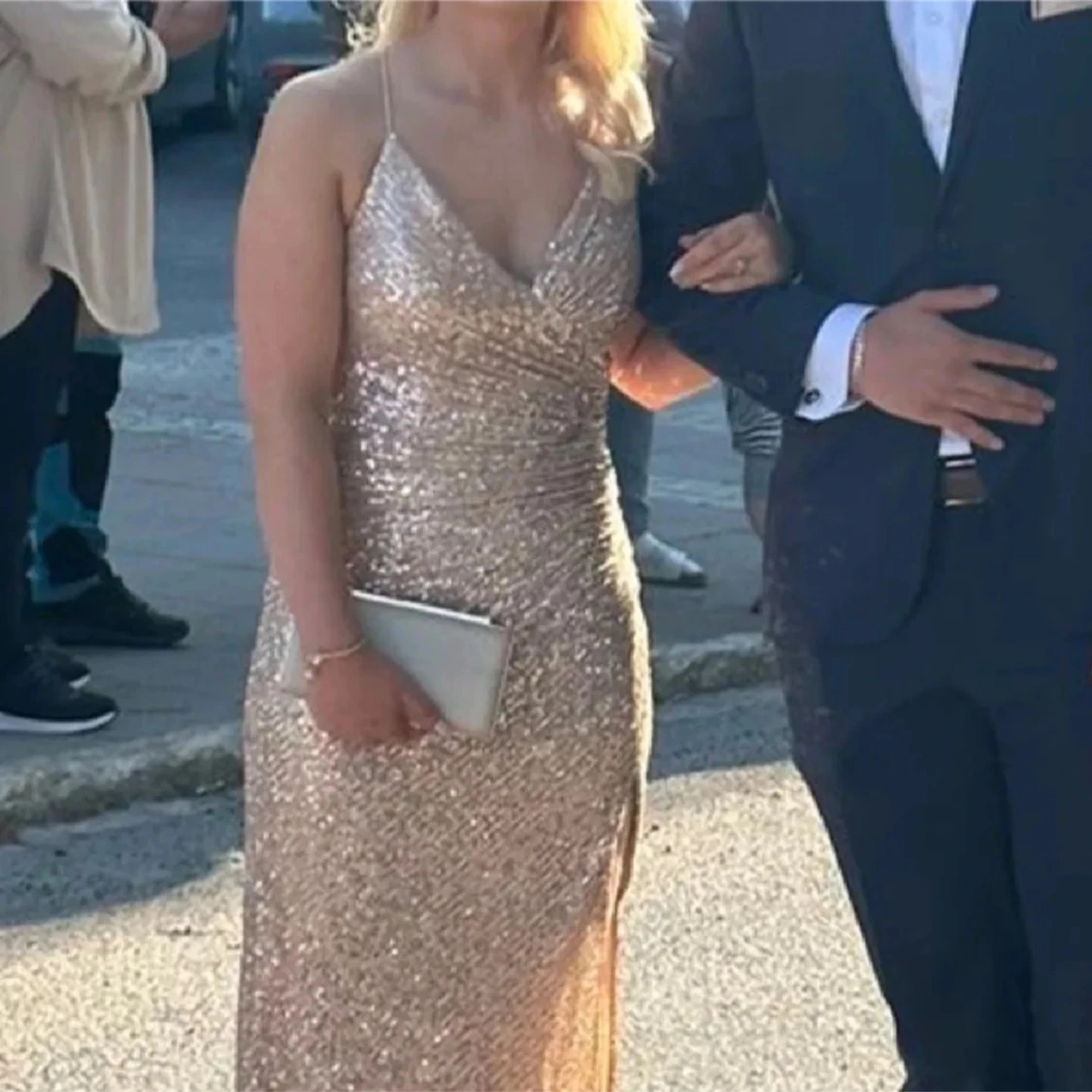 Glittrig långklänning i champagnefärg - 4