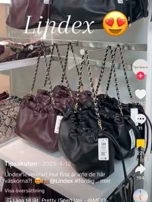 Söker!! Svart och vinröd axelväska från Lindex - Söker någon av dessa fina väskor från Lindex, spelar ingen roll vilken färg eller storlek! Kan betala mycket bra!!Hör av dig om du har en du kan sälja! 🩷