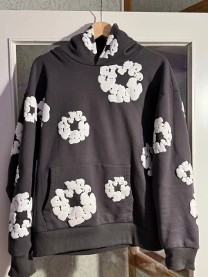 Mörkgrå hoodie från Denim Tears med - Tio kvalitet 