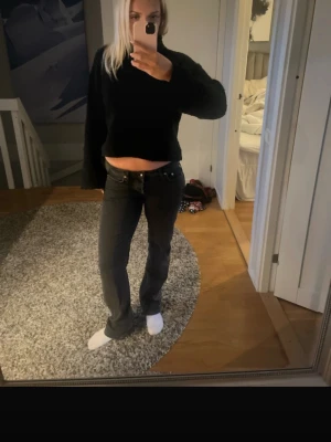 Lågmidjade jeans dam - Lågmidjade jeans från lager. Står inte storlek men skulle säga de sitter som 36 och de är vad jag vanligtvis har🥰 