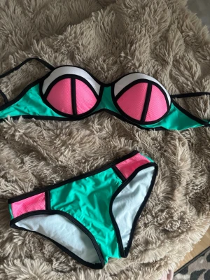 2000 Triangl bekini - Hej! Säljer nu min triangl bekini som jag fick av min mamma men inte passar, den är oanvänd, priset är deiskuterbart💓