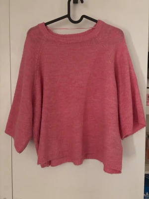 Rosa stickad tröja från 157🫶🏻 - Mysig rosa stickad tröja från 157 med bred halsringning och trekvartsärm. Tröjan har en loose passform och ribbade kanter vid hals och nederkant. Perfekt för lager på lager under kyliga dagar. Jätte skönt🤍