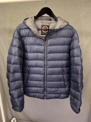 Colmar jacka 50 - Tja! Säljer denna supersnygga vinterjacka från colmar! Riktigt snygg och i toppskick ! Skick 9/10 inga defekter! Size 50/M. Modellen är 179. Passar bäst på 180-187cm! Nypris ca 4000kr. Hör av dig vid minsta fundering 🤩🙌