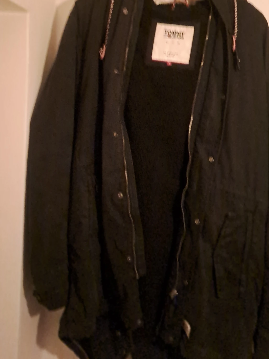 Svart parkajacka från Tommy Jeans - 2