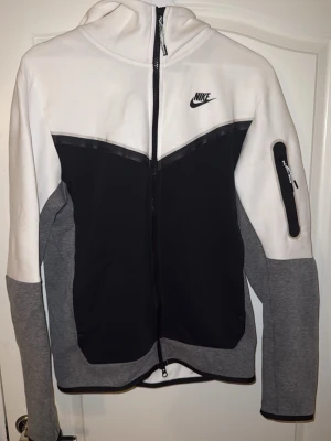 Nike tech äldre version - Mycket bra skick, endast en skada på dragkedjan annars är den så gott som ny.