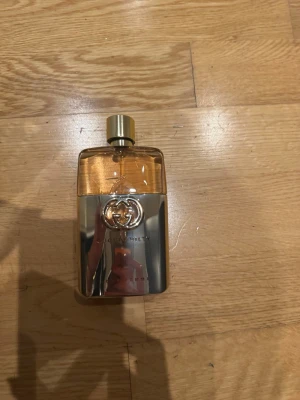 Gucci Guilty Pour Homme parfym - Gucci Guilty Pour Homme med stilren design och lyxig känsla. Perfekt för dig som vill sticka ut och visa attityd. Volym 90ml
