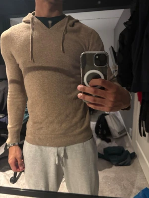 Kashmir hoodie - En fin biege 100% kashmir hoodie i mycket gott skick. Nypris ca 1400kr. Hojta till vid funderingar!