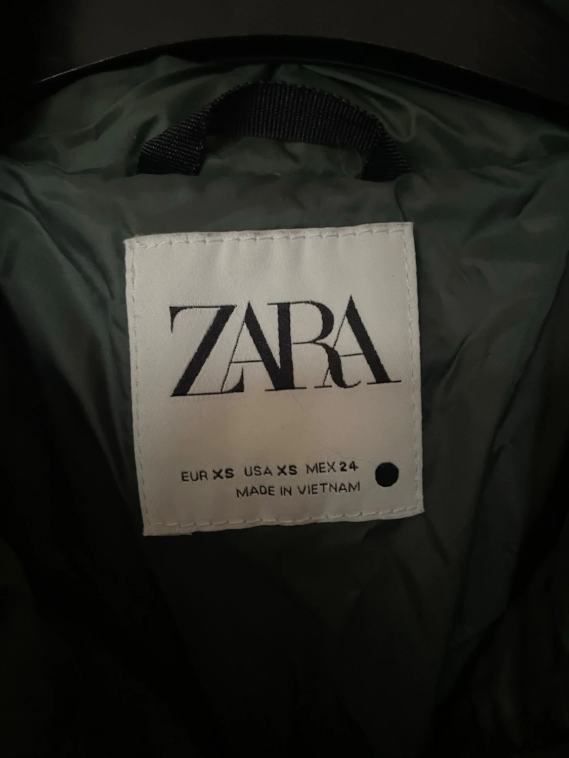 Grön pufferjacka från Zara XS - 1