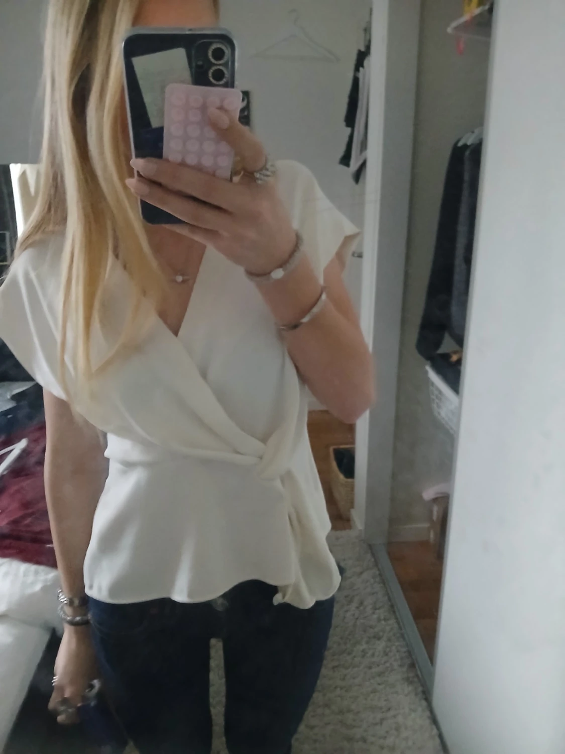 Vit omlottblus med kort ärm