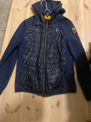 Parajumper cardigan - Säljer jätte fin herr jacka som blivit för liten för min kille så säljer åt honom han är 180 ungefär och sen är för liten men inte mycket, tvättar den innan jag skickar den❣️ priset går att diskutera. 