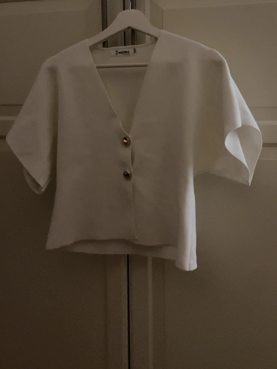 Vit blus med guldknappar  - 2